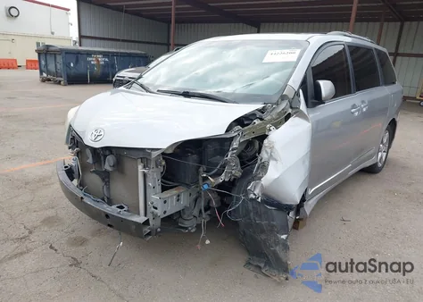 2012 Toyota Sienna Se 8 Passenger z USA, uszkodzony, nr VIN 5TDXK3DC7CS243837